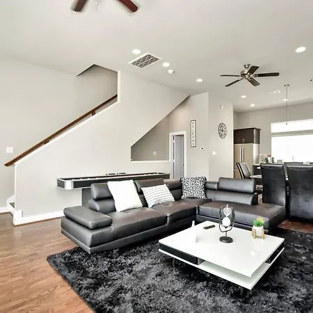 Amazing Rooftop! Downtown Skyline Views!!! Sleeps 15